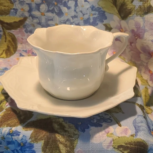 Porcelain TULIP Teacup and saucer VINTAGE white Tea Coffee - Picture 1 of 5